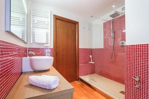Apartment, 2 Bedrooms, Smoking | Bathroom