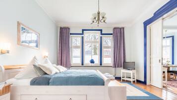 2 bedrooms, travel crib, free WiFi