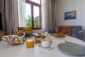Apartamento executivo, 1 quarto | Área de estar | TV de tela plana 42 polegadas com canais digitais, Netflix