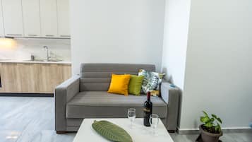 Premium appartement, 1 slaapkamer | Woonruimte | Een 42-inch flatscreentelevisie met digitale zenders en Netflix