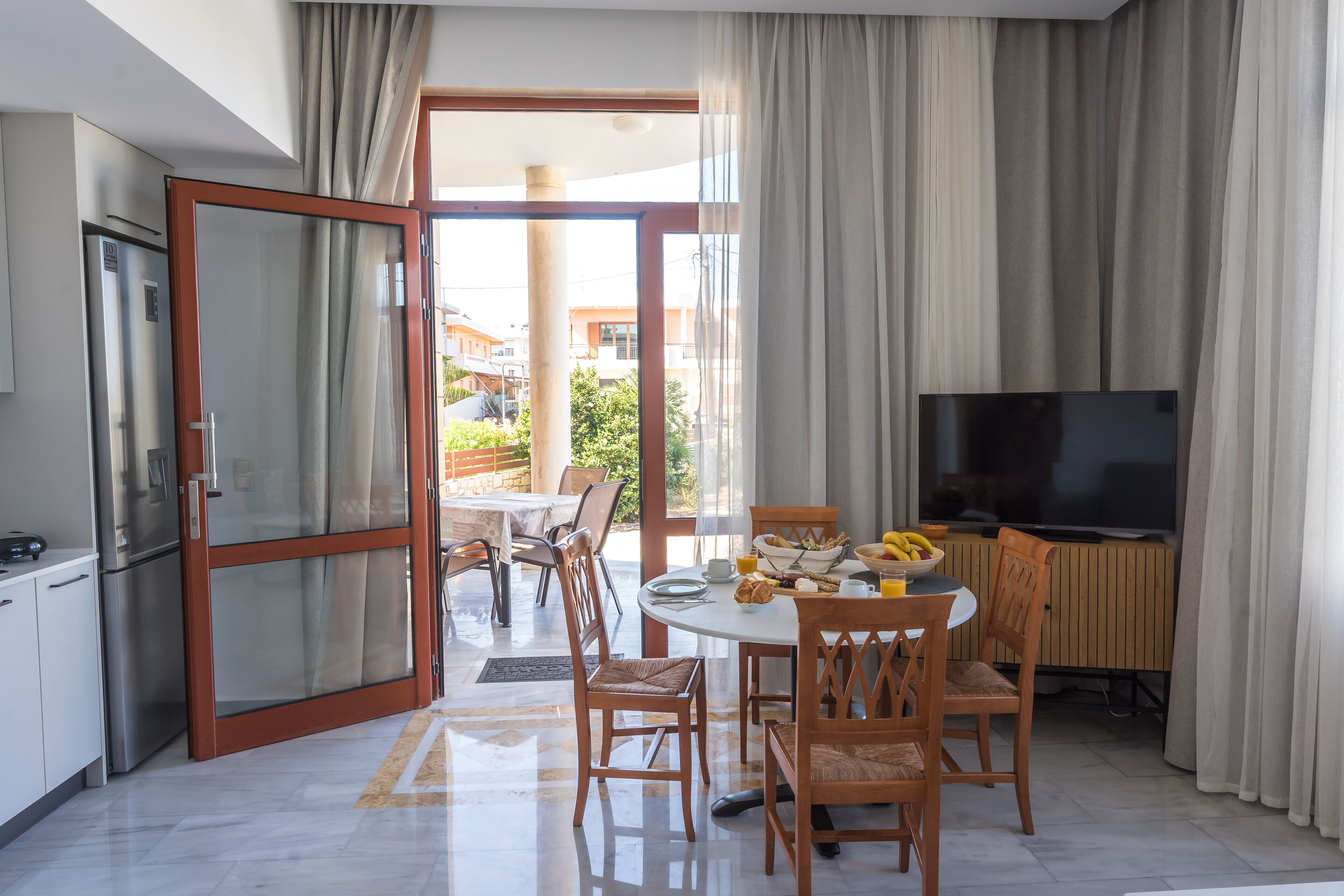 Executive Apartment, 1 Bedroom | Living area | 42-inch flat-screen TV with digital channels, Netflix