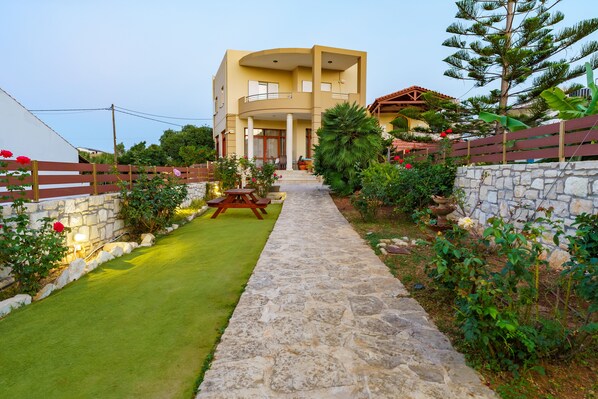 Front of property - Kelaya Luxury Apartments (Hersonissos)