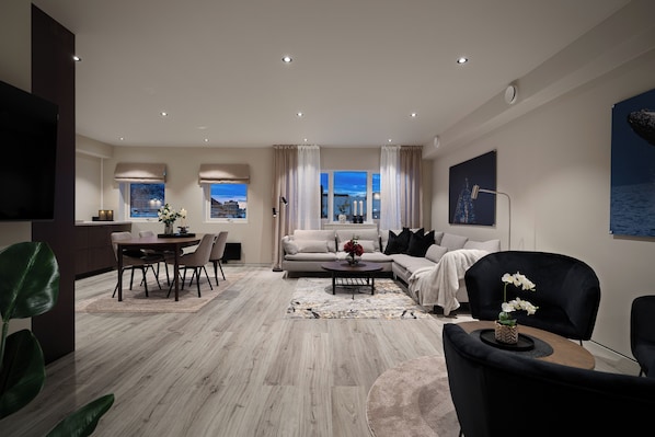 Apartment, 2 Schlafzimmer, Bergblick | Wohnbereich | Smart-TV