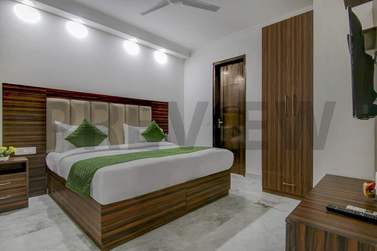 Appartamento Standard | 1 camera, minibar, una scrivania, ferro/asse da stiro