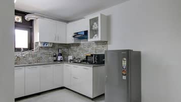 Standard Apartment | Private kitchen | Coffee/tea maker, electric kettle