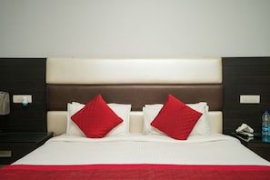 Deluxe Double Room | Minibar, desk, iron/ironing board, rollaway beds - Daffodils Inn (Gurugram)