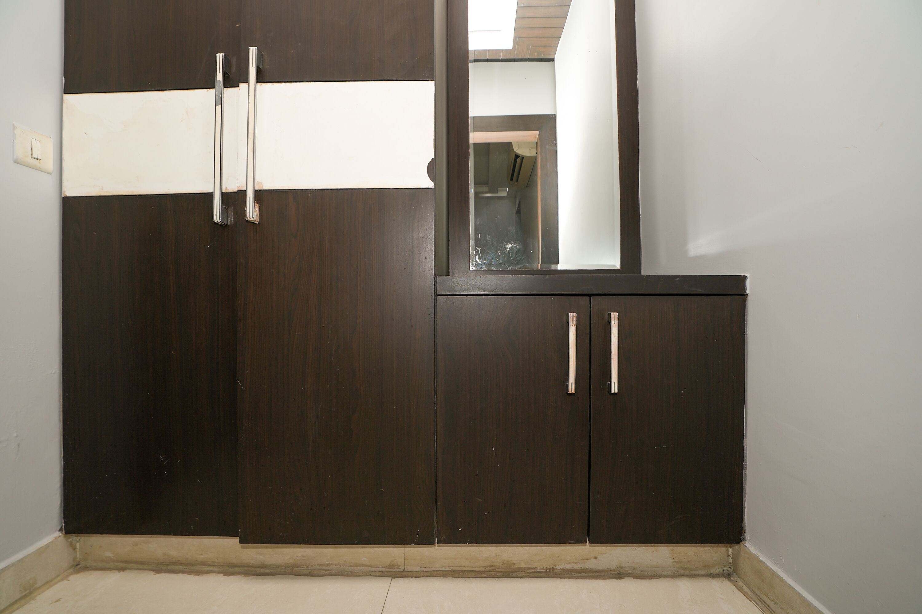 Minibar, escritorio y tabla de planchar con plancha 