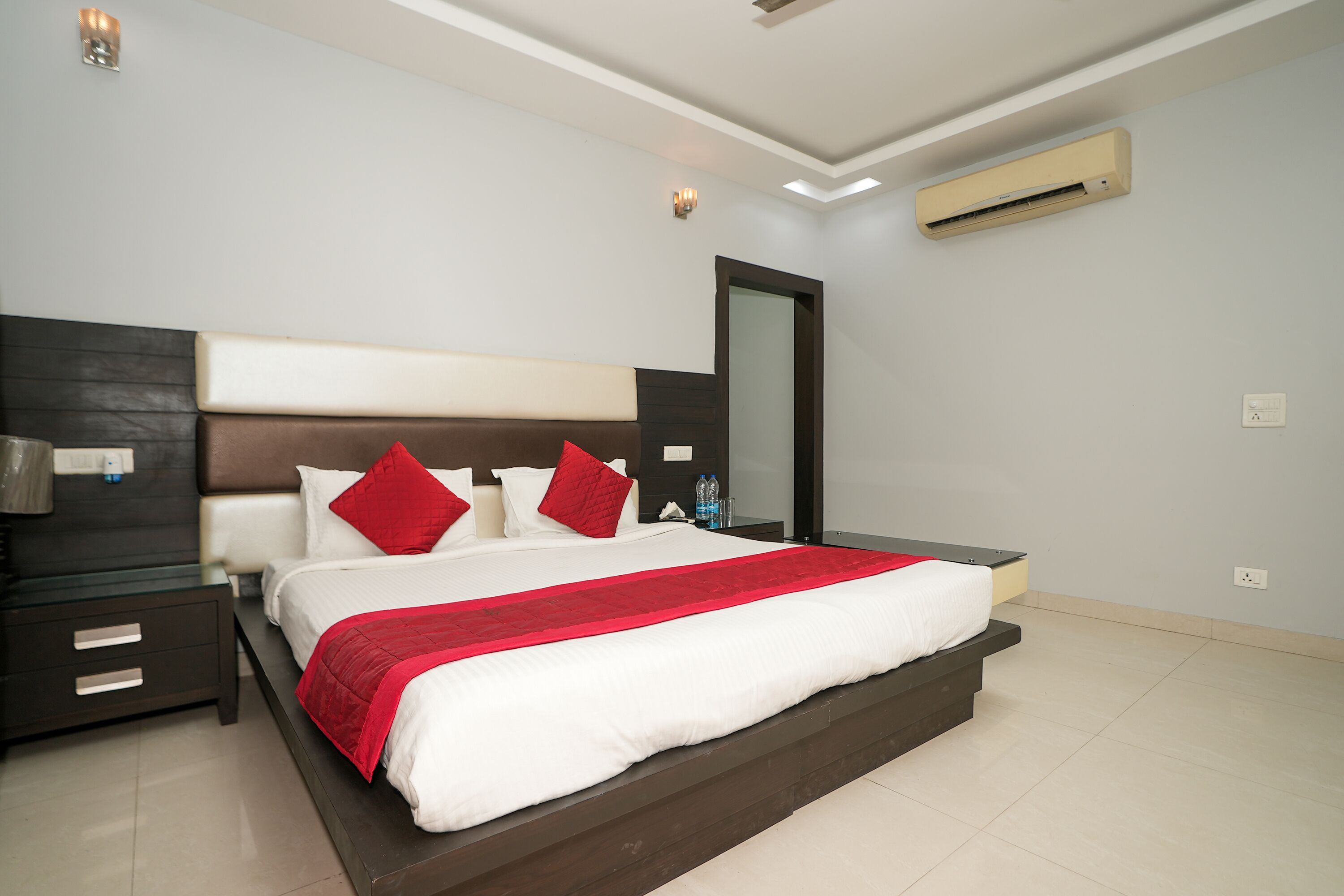 Minibar, escritorio y tabla de planchar con plancha 