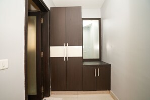 Executive-Zimmer, Balkon | Minibar, Schreibtisch, Bügeleisen/Bügelbrett, Zustellbetten