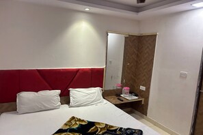 Deluxe Room | Desk, rollaway beds, free WiFi, bed sheets - Shree Lodge Near New Delhi Railway Station, Paharganj (New Delhi)