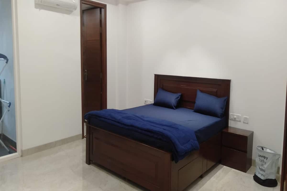 Deluxe Room | Hypo-allergenic bedding, in-room safe, desk, soundproofing