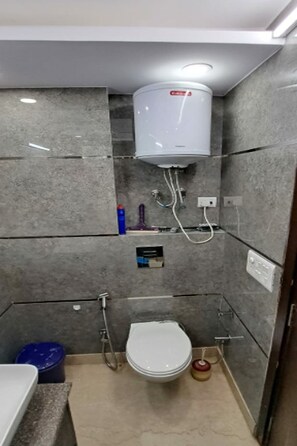Free toiletries, hair dryer, bidet, towels - Greenleaf Apartment And Suites, Chittaranjan Park (New Delhi)