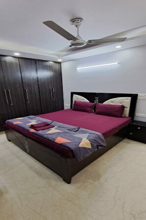 Ropa de cama hipoalergénica y caja de seguridad en la habitación 