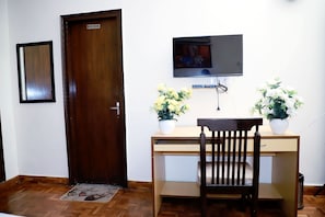 华丽客房 | 起居区 | 30-英寸液晶电视（配备卫星频道）