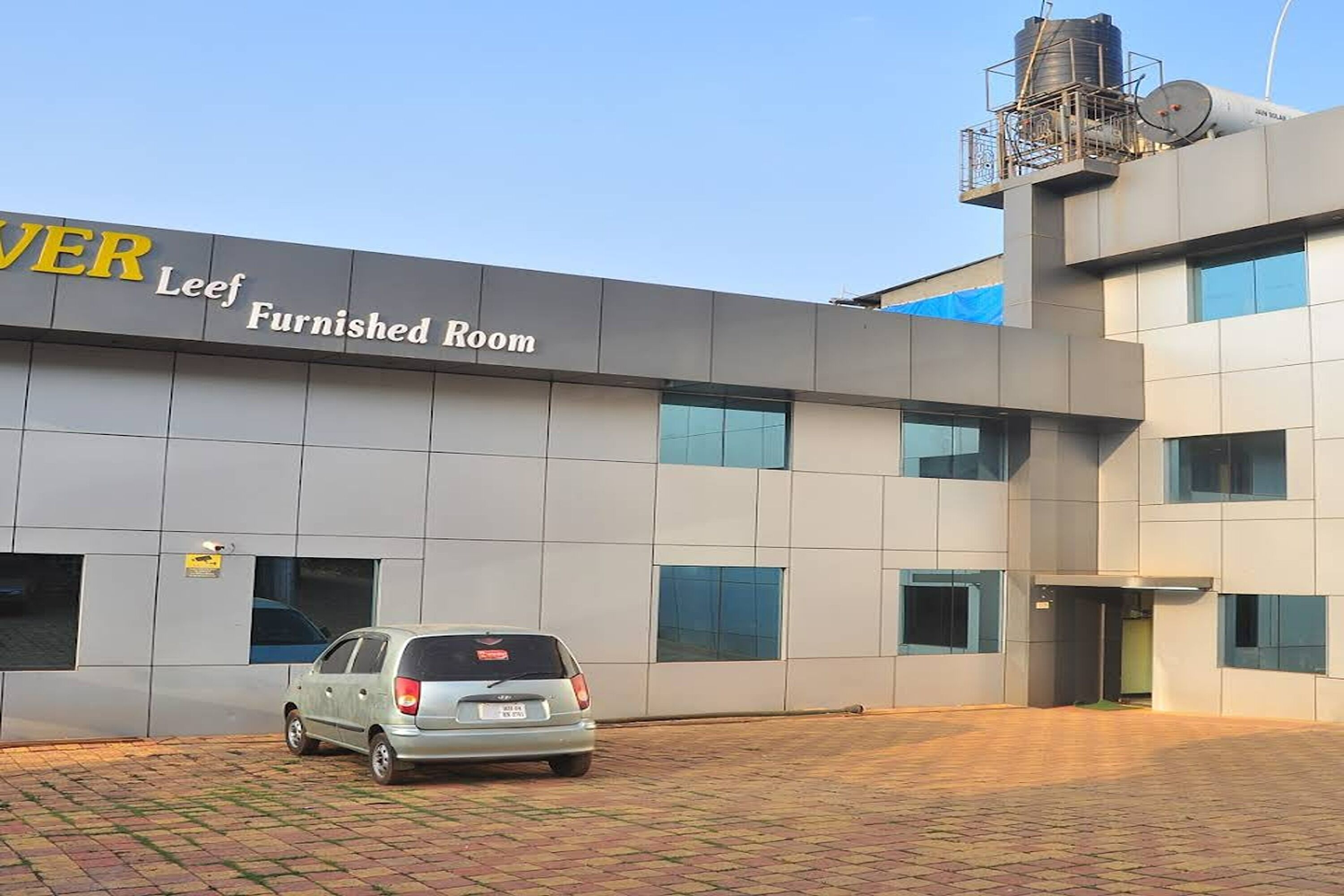 Un edificio con un letrero que dice "Leef Furnished Room".