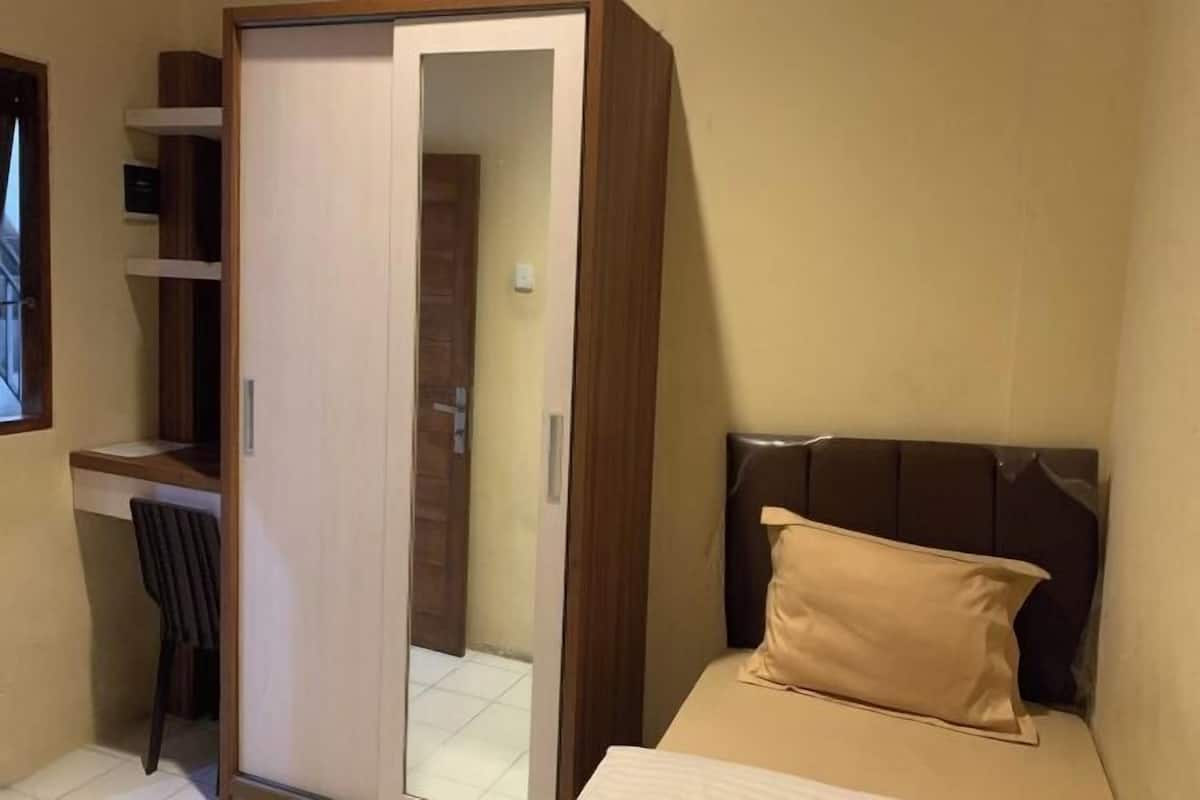 Desk, WiFi (free), bed sheets