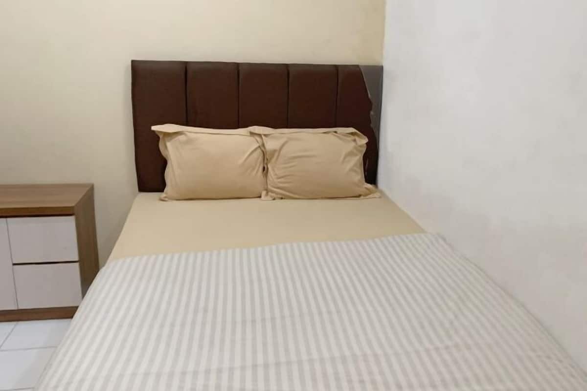 Desk, WiFi (free), bed sheets