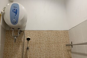 Standard Double Room | Bathroom | Shower, rainfall showerhead, free toiletries, slippers