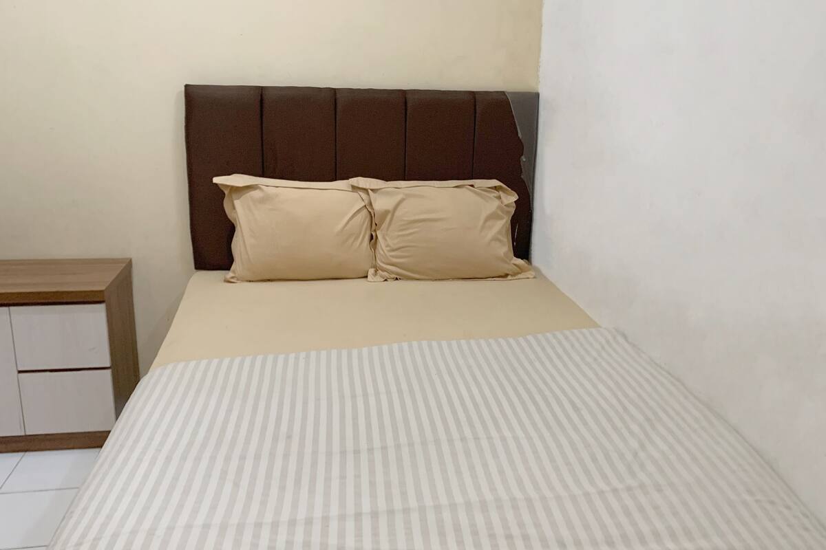 Desk, WiFi (free), bed sheets