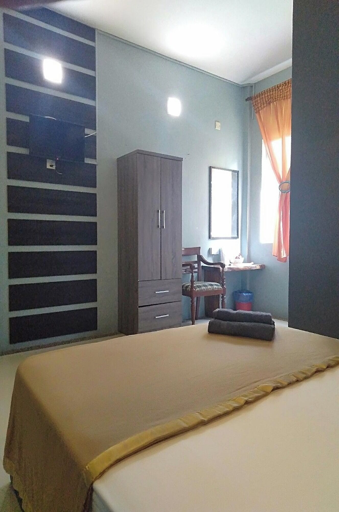 In-room safe, desk, free WiFi