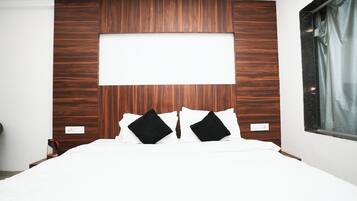 Deluxe Room | In-room safe, desk, soundproofing, free WiFi