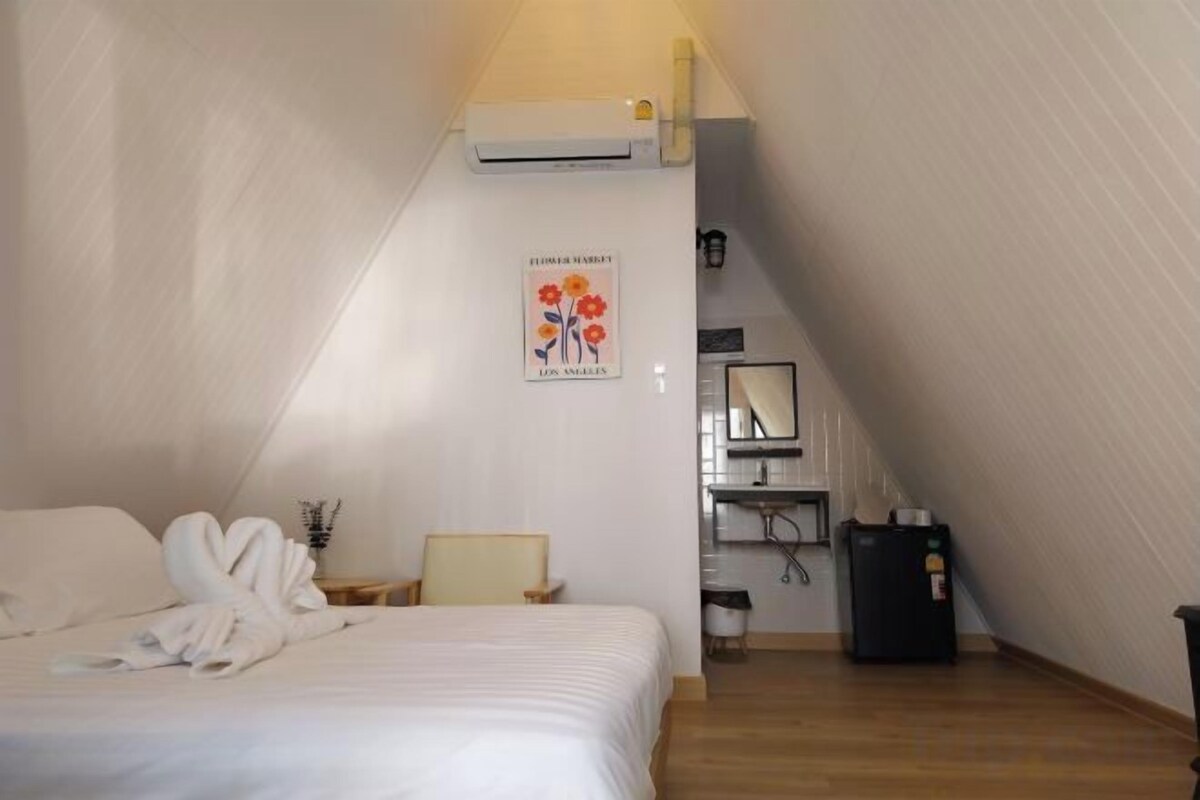 Desk, cribs (free), WiFi (free), bed sheets