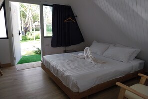 Escritorio, cunas gratuitas, wifi gratis y ropa de cama