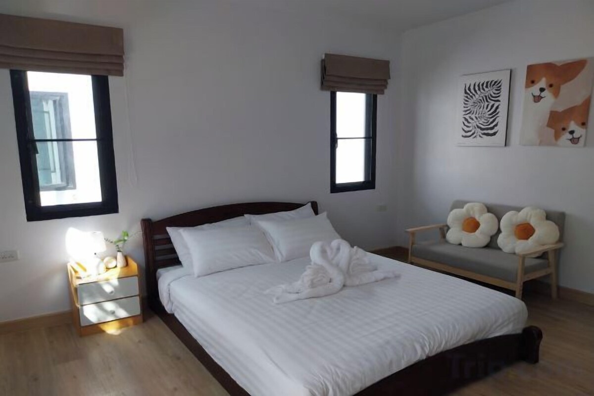 Desk, cribs (free), WiFi (free), bed sheets