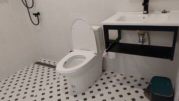 Deluxe Bungalow | Bathroom | Shower, free toiletries, towels