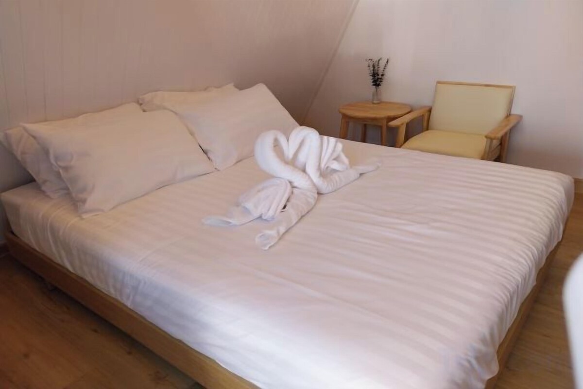 Desk, free cots/infant beds, free WiFi, bed sheets