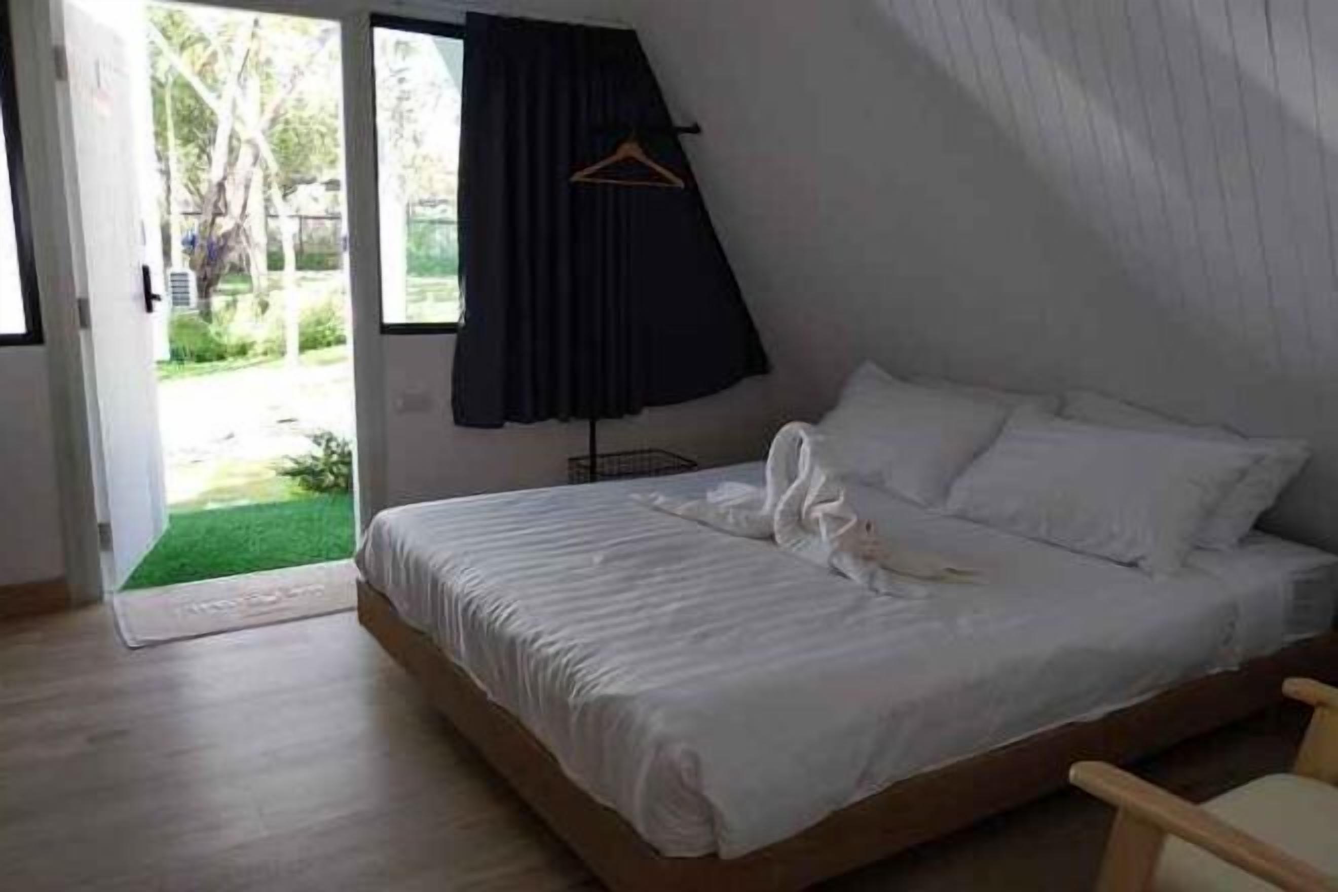 Desk, free cribs/infant beds, free WiFi, bed sheets