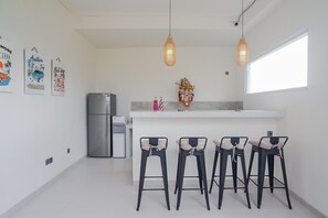 Lemari es, mesin pembuat kopi/teh, dan ketel listrik