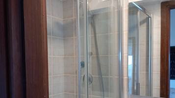 Douche, sĂšche-cheveux, bidet, serviettes fournies