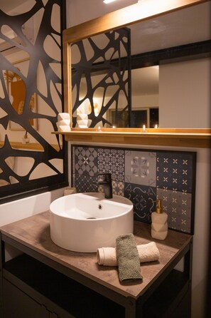 Een haardroger, handdoeken