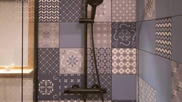 Een haardroger, handdoeken