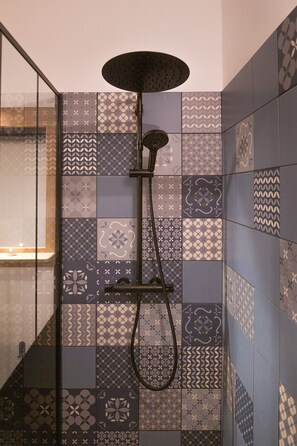 Een haardroger, handdoeken