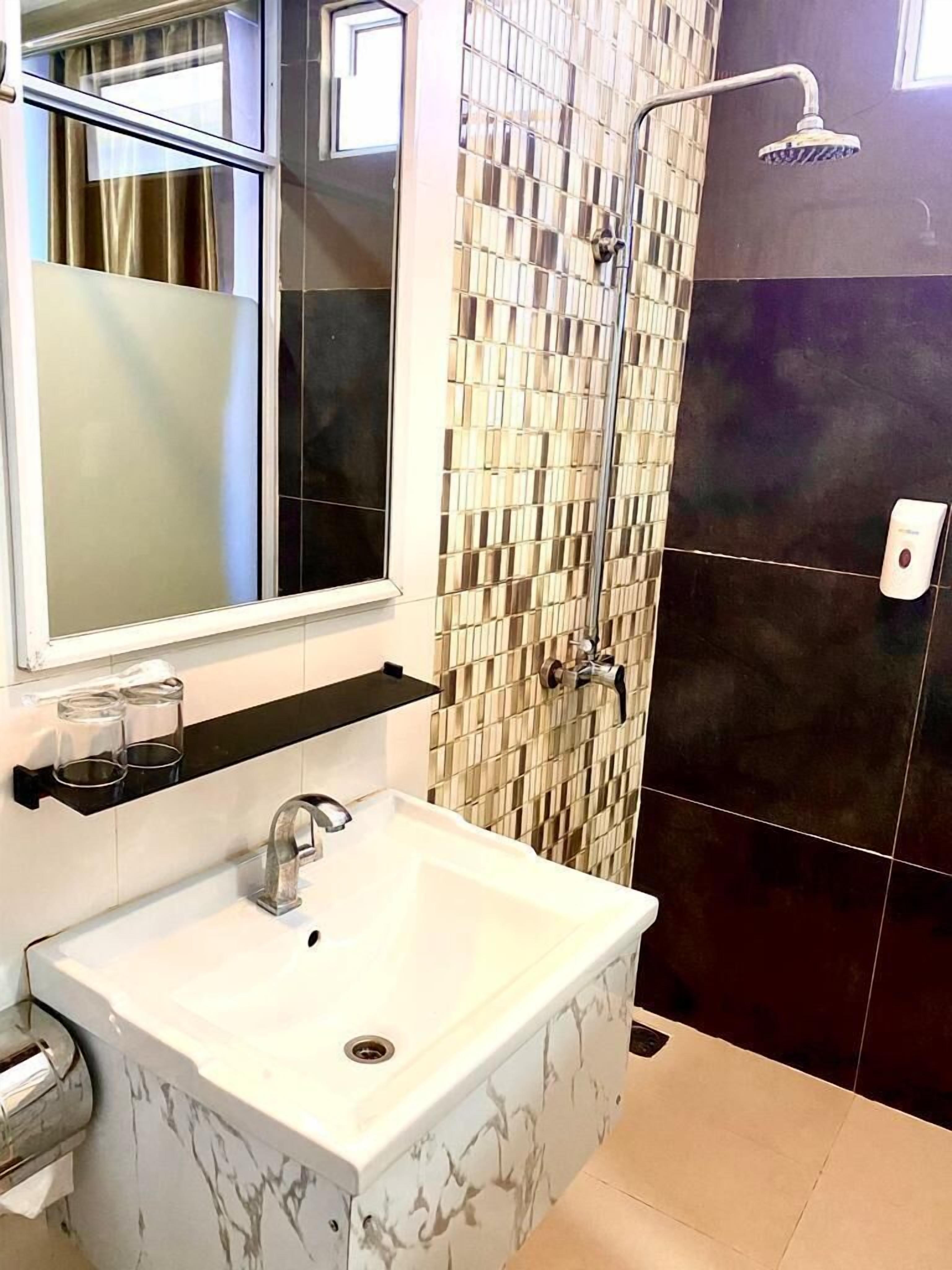 Superior Room, 1 King Bed | Bathroom
