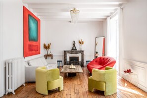 Smart TV, chimenea, biblioteca de música