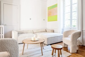 Smart TV, fireplace, music library