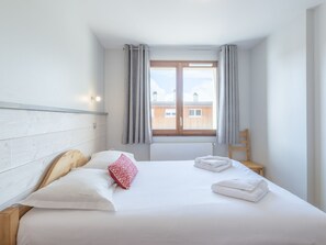 1 bedroom, free WiFi, bed sheets - 2-room apartment with parking in luxury residence in Alpe d'Huez (Huez)