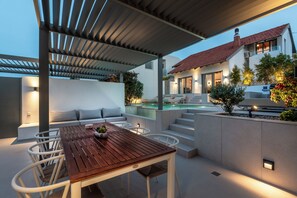 Outdoor dining - 2 Sea View Villas as 1 by Chania Living Stories (ΧΑΝΙΑ)