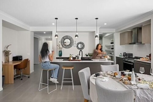 Leneva Stylish & Spacious Stay - Spacious four bedroom, two bathroom property