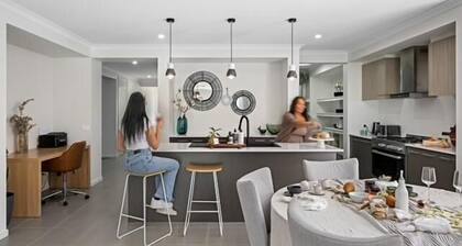 Leneva Stylish & Spacious Stay - Spacious four bedroom, two bathroom property