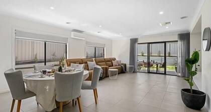 Leneva Stylish & Spacious Stay - Spacious four bedroom, two bathroom property