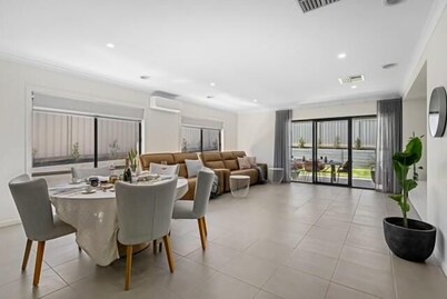 Leneva Stylish & Spacious Stay - Spacious four bedroom, two bathroom property