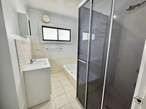 Shower, hair dryer, towels, shampoo - La Pavoncella -Available JuneLW Min2nights - Pet Friendly Outside, wifi (Robe)