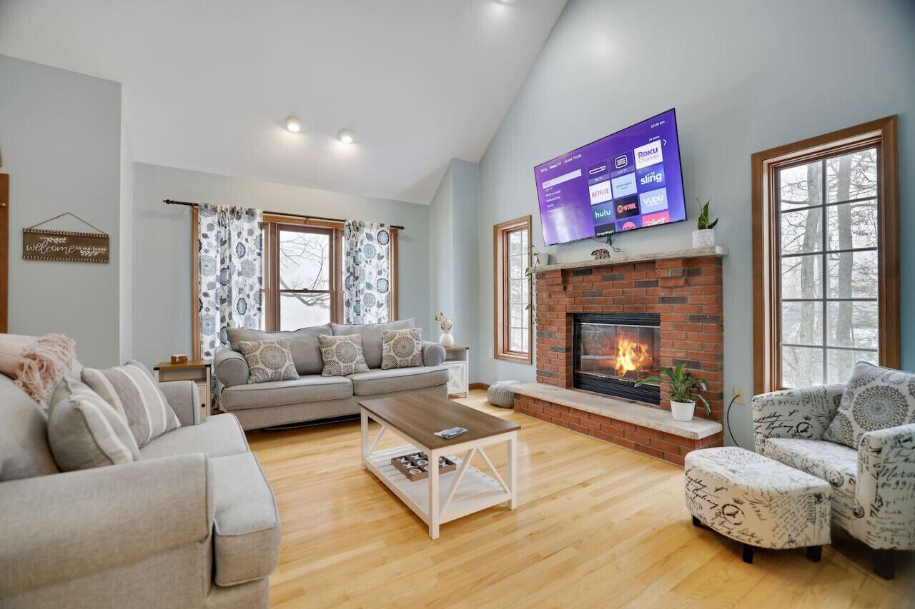 Cozy Family Home w/ HOA Pools and lake access!