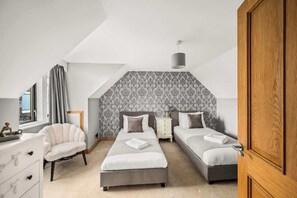4 slaapkamers, een strijkplank/strijkijzer, reisbedje, gratis wifi