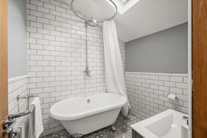 Regadera, secadora de cabello, bidet, toallas 