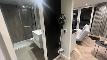 淋浴设施、吹风机、毛巾、肥皂